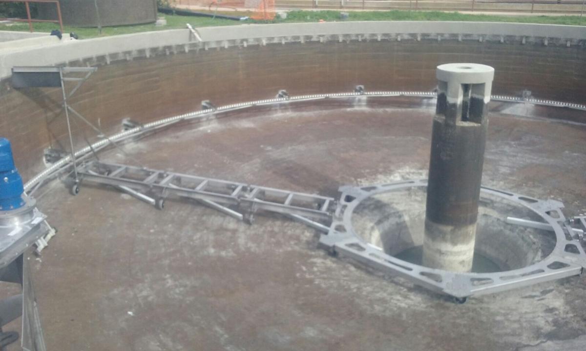 Racleur MANOWAR installe sur un decanteur primaire au Portugal